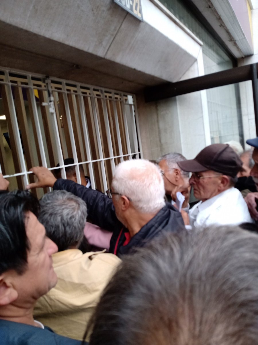 Chucho049's tweet photo. SEÑORES MINISTRO DE SALUD Y SUPER INTENDENTE DE SALUD no es posible que ésto esté pasando en esa droguería en Kennedy Central sólo por reclamar medicamentos dispensados por la Nueva eps https://t.co/7AHFUkFU3X