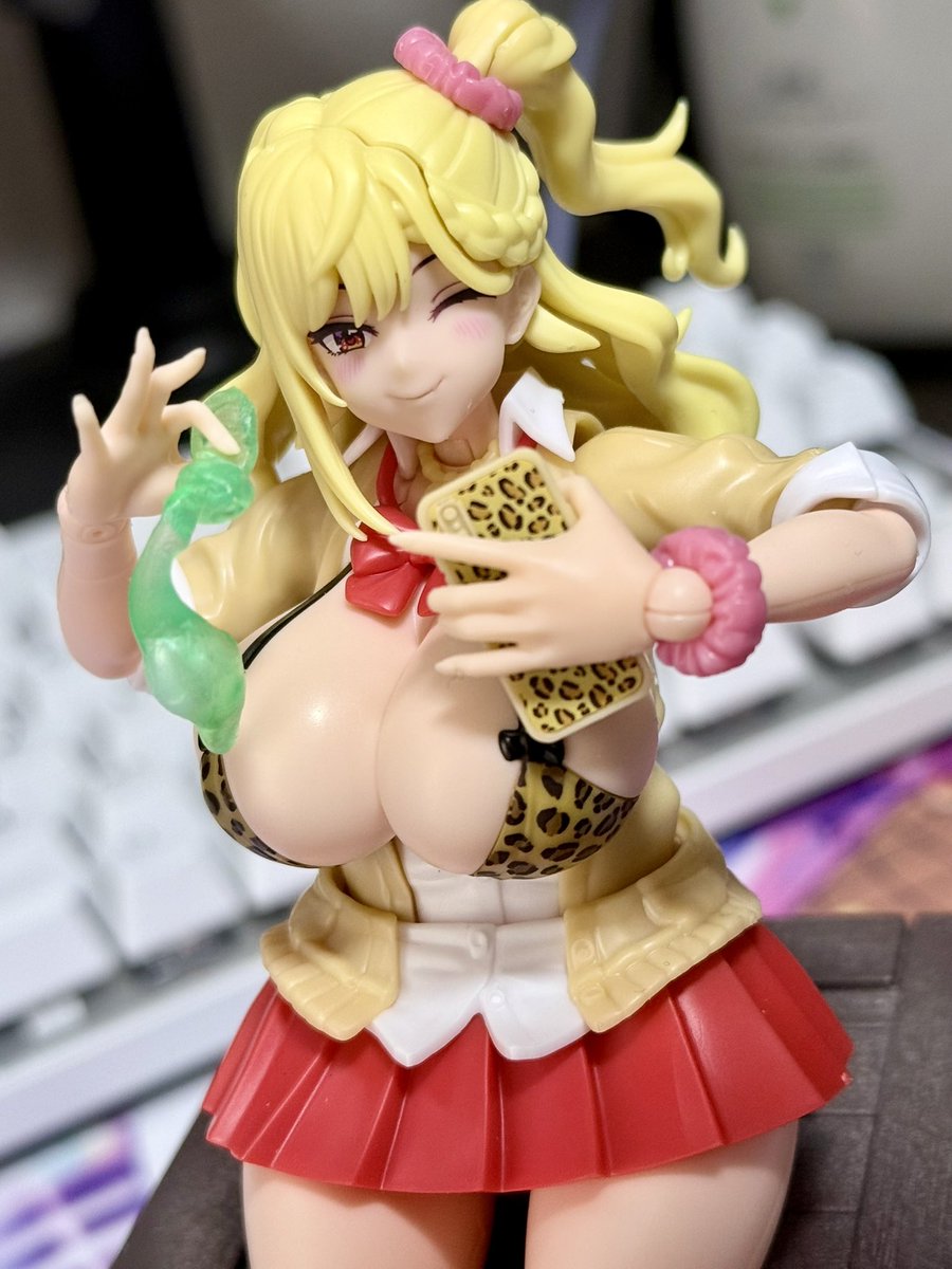 WFで先行購入したGALHolicの七星ちゃん完成〜。イヤリングは初心者には繊細すぎて割れました😂

緑のアレがあったので持たせておこう