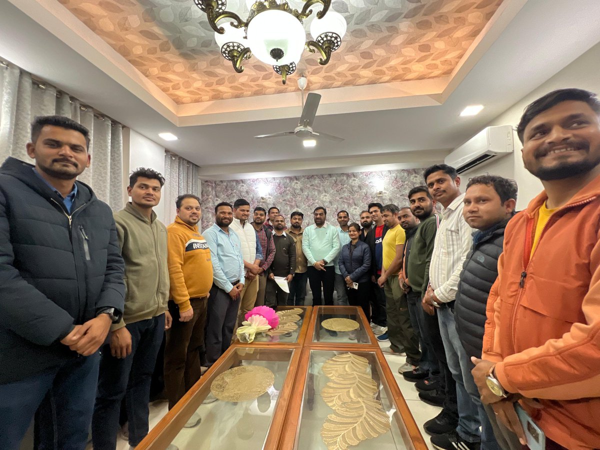 विगत दिनों दिल्ली स्थित आवास पर रक्षा मंत्रालय के अधीन MES के अंतर्गत बैरक/ स्टोर सुपरवाइजर व ड्राफ्ट्समैन आदि पदों से जुड़ी भर्ती में 4 वर्षों से अधिक समय तक नियुक्ति नहीं देने से आहत युवाओं ने मुलाकात की,इनके मामले को शीघ्र ही सक्षम स्तर पर अवगत करवाऊंगा |
<a href="/DefenceMinIndia/">रक्षा मंत्री कार्यालय/ RMO India</a>