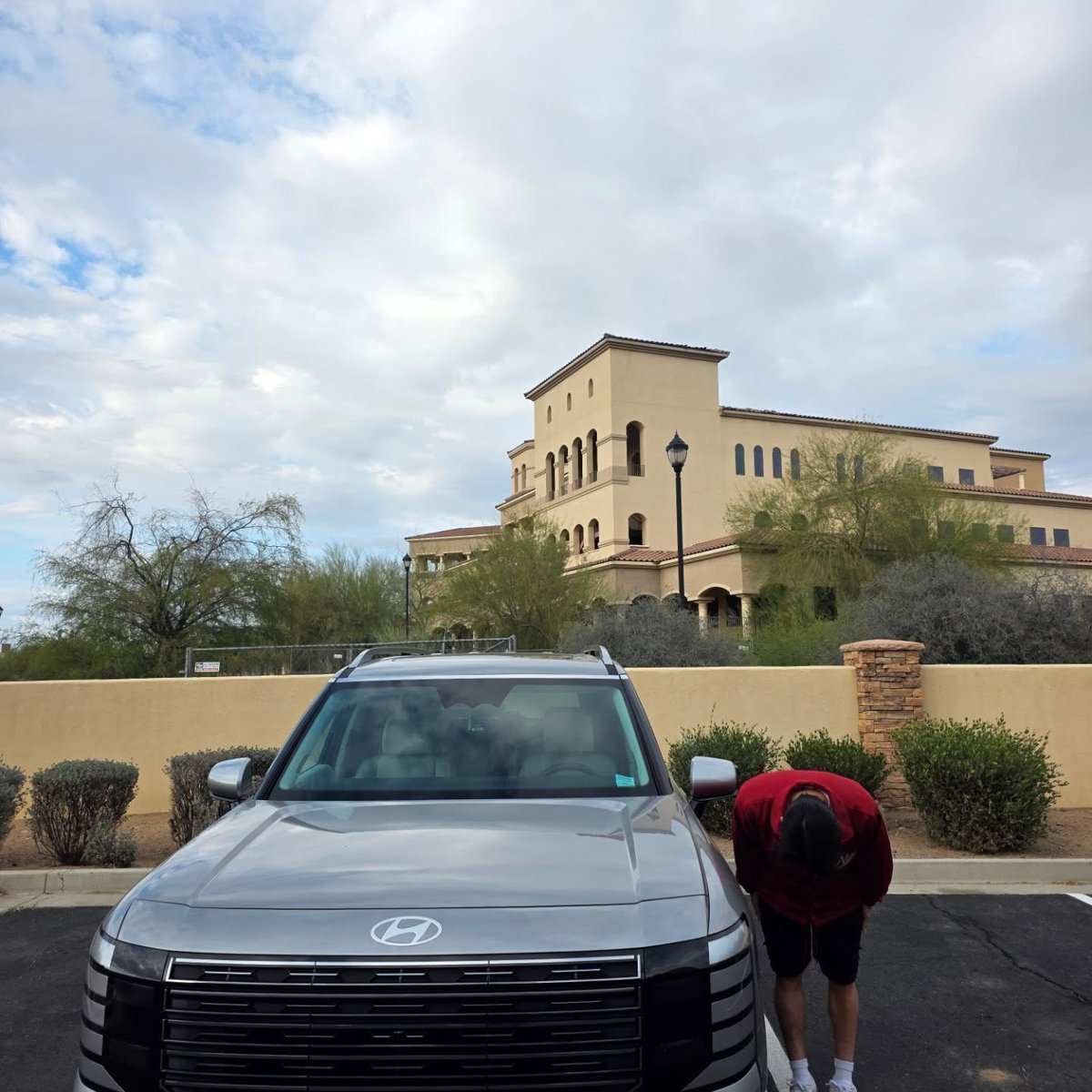 새해 복 많이 받으라고 팬들한테 90도 인사하는 사진 남겨주는 남자