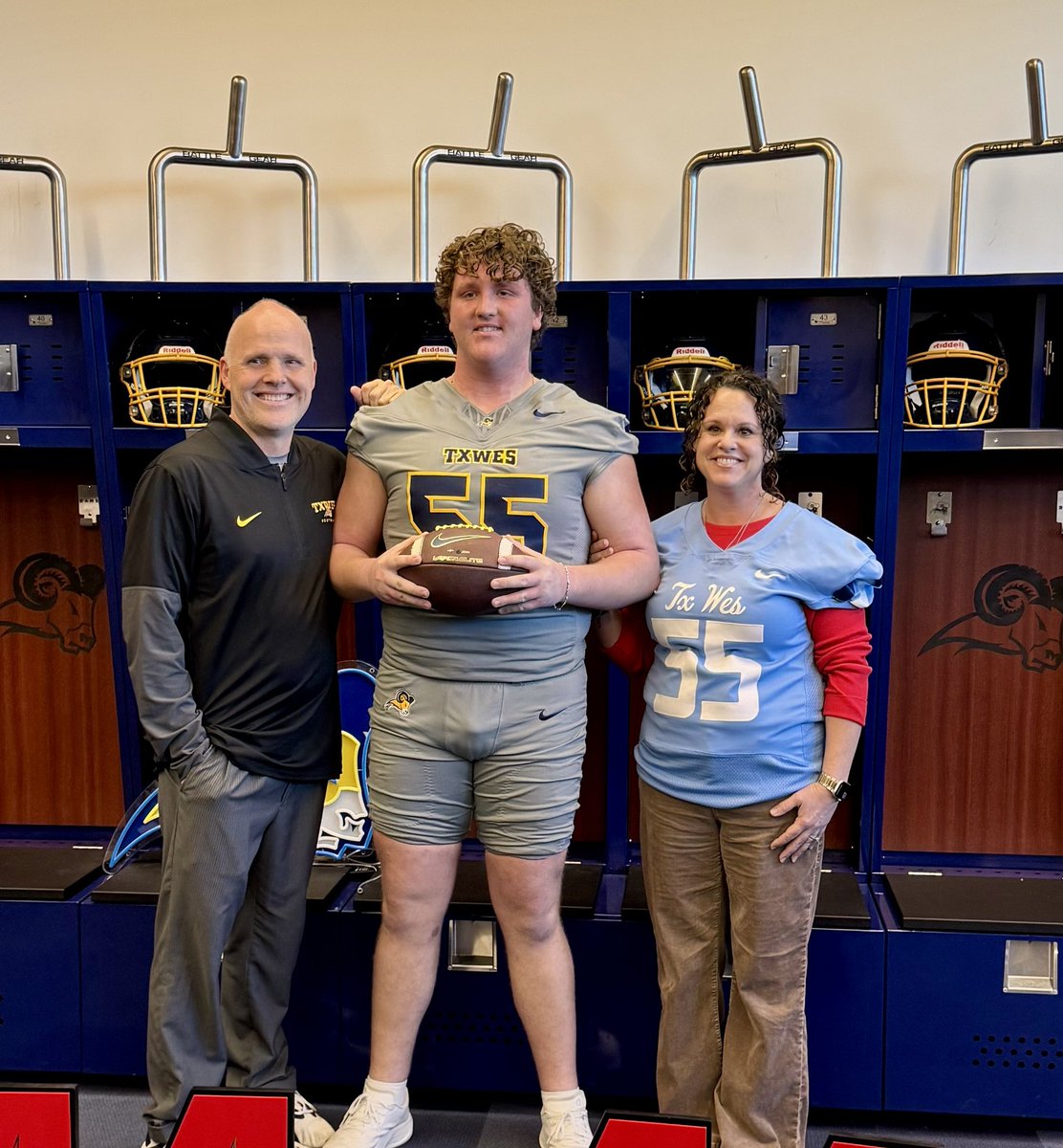 southernsmith52's tweet photo. Thank you to @Coach_Welde and the coaches at Texas Wesleyan for giving me my 4th offer to play collegiate football https://t.co/uxcytSjTy8