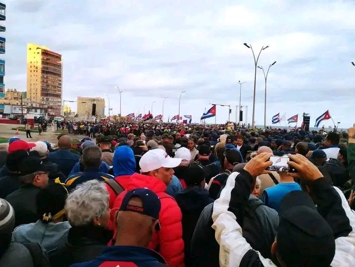 Pero jamás un pueblo tuvo cosas tan sagradas que defender, ni convicciones tan profundas por las cuales luchar......
Fidel Castro Ruz.
