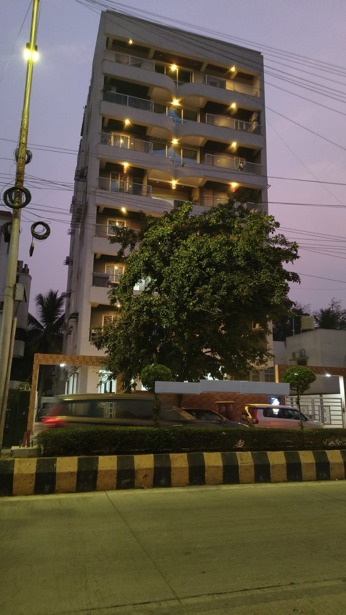 MehulThakkar_'s tweet photo. NEERI Nagpur: This building opposite NEERI was redeveloped recently and the greenery opposite to it is breathtaking.... 

The best part is that you get all this for around ₹15,000 per sq ft... 

#RealEstate #Nagpur #Redevelopment #NEERI https://t.co/YycIrB9Cjd
