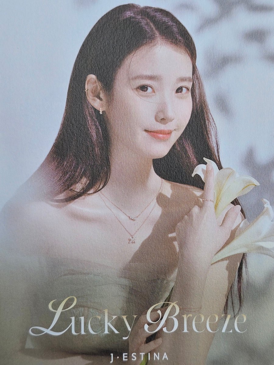 IU_SunA's tweet photo. 제티 새 브로슈어에 지으니💜 https://t.co/W7pHQew7Sp