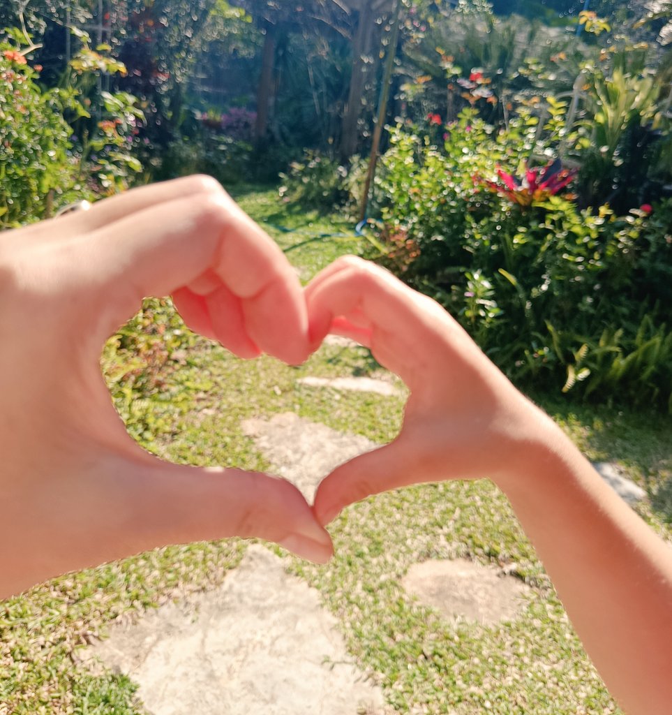 ตอนที่สามียังอยู่ จะชอบเล่นทำมือเป็นรูปตัว C หนีบๆมือสองข้างเหมือนก้ามปูแล้วร้องว่าปูๆๆ พอเอามือมาชนกันก็จะกลายเป็นรูปหัวใจ 🩷 บ้าบอเนอะ แต่เล่นกันบ่อยมาก วันที่ไปลาเขาครั้งสุดท้ายก็ยังทำอยู่เลย 🥹 เสียใจมากที่หัวใจมีแค่ข้างเดียว

ในที่สุดวันนี้มีคนมาปูเติมให้จนเต็มดวงแล้วนะ ✨♥️