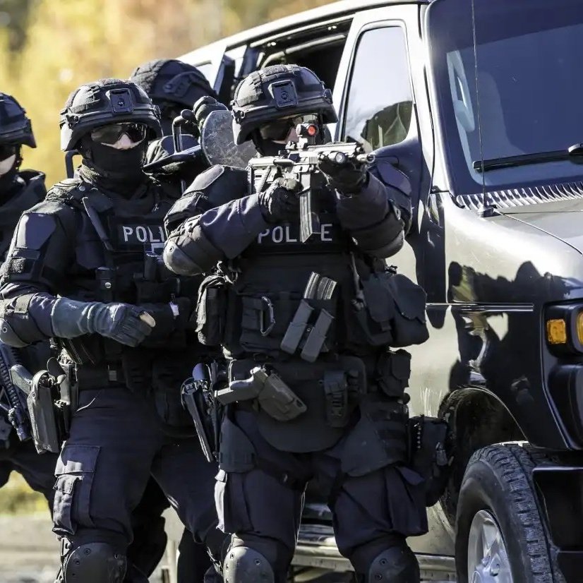 SVSNEWS_FRANCE's tweet photo. 🚨🇺🇸 FLASH INFO : Une importante opération des forces de l’ordre est en cours à seulement 2 miles du domicile de Nancy Guthrie. https://t.co/sqy1imtEPl