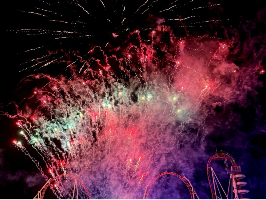 HainanToday's tweet photo. What’s hotter: the fireworks or the ICH fire feast? 🤔 Find out at Hainan Ocean Paradise’s International Carnival! Which would you watch first?
#ChineseNewYear #Hainan #Chunjie #HainanFTP #FireworkShow https://t.co/97SkrBI2sv