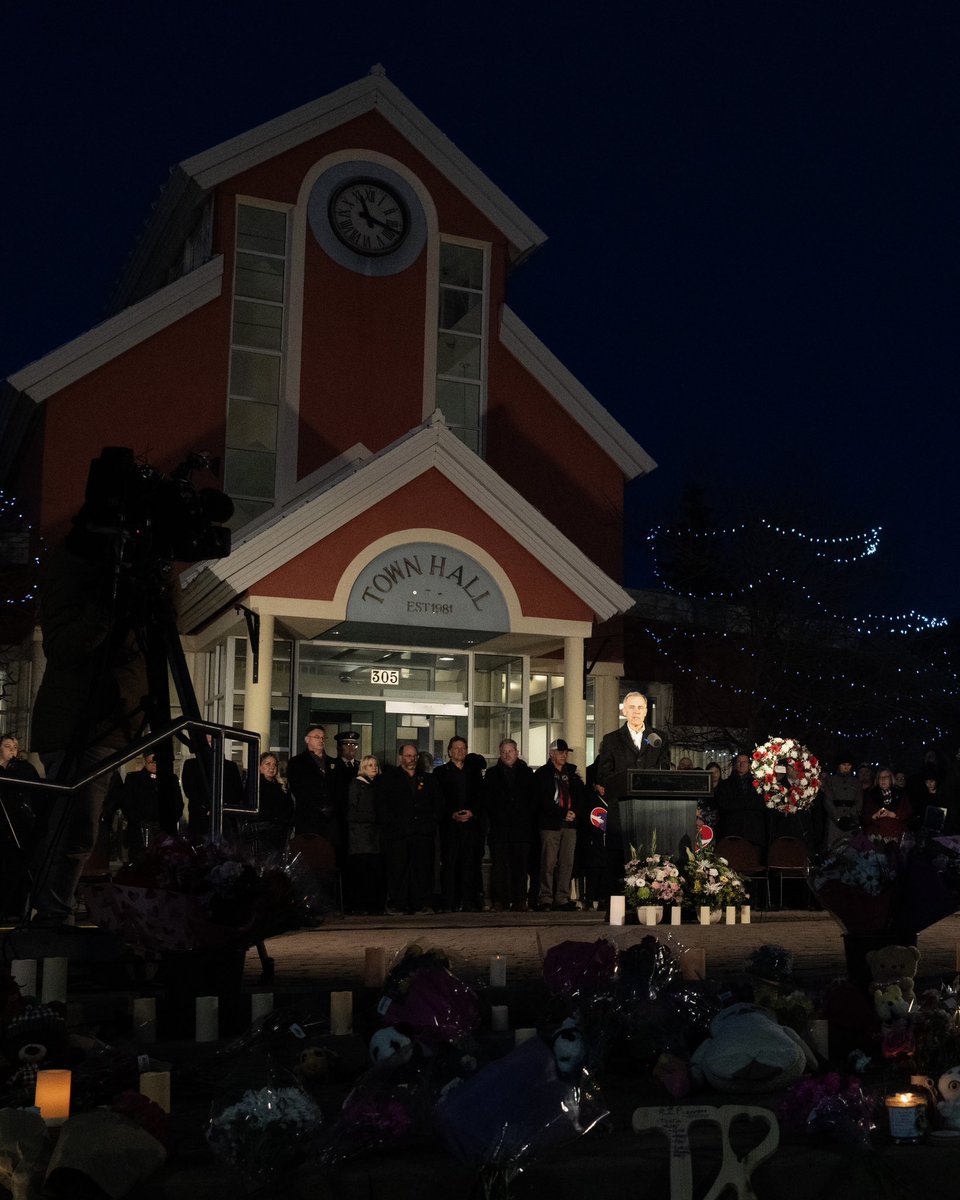 Ce que nous faisons les uns pour les autres et ce que nous recevons les uns des autres. Avoir le cœur grand ouvert les uns pour les autres quand le monde s’écroule. C’est ça, la bienveillance.  

Tumbler Ridge est pleine de bienveillance ce soir.