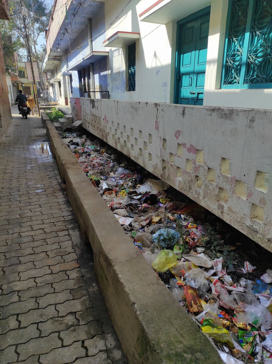 प्रिय <a href="/NigamPrayagraj/">Prayagraj Nagar Nigam</a>
ये निहालपुर मोहल्ला है। ये गली बेनीगंज, अकबरपुर, और करेली की तरफ जाने के लिए प्रमुख गलियों में से एक है। गली में बने इस नाले की स्थिति देखकर आप समझ ही जाएंगे कि महीनों से इसकी सफाई नहीं हुई।
लोगों को बहुत परेशानी हो रही 🙏
<a href="/SidharthNSingh/">Sidharth Nath Singh</a> <a href="/gkesarwanibjp/">Ganesh Kesarwani (Modi Ka Parivar)</a>