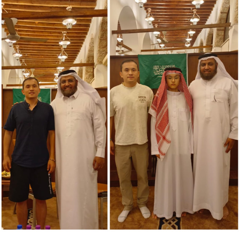 AlsuhameeS's tweet photo. *رحلة خارج جدول الطيران*

قبل خمسة أشهر دخل أحد الزوار إلى جولة جامع الشافعي بجدة التاريخية..
لم يكن سائحًا عاديًا، بل كابتن طيار صيني في شركة خطوط هاينان الجوية (Hainan Airlines) يزور جدة مرورًا ضمن رحلاته.
اسمه لي (Lee).
جلس يستمع بهدوء، يراقب المكان أكثر مما يتحدث.
لفت انتباهه المسجد، فأراد أن يفهم ما الذي يجذب الناس إليه.
سأل عن الصلاة،
وعن الأذان،
وعن سبب اجتماع الناس خمس مرات،
وعن الطمأنينة التي يراها في وجوه المصلين،
كما تعرّف على أركان الإسلام والإيمان.
انتهت الجولة… لكن الأسئلة لم تنتهِ،
وبعدها أسلم، واختار لنفسه اسمًا عربيًا من بين عدة أسماء عُرضت عليه، فاختار اسم خالد.

وبعد فترة عاد مرة أخرى،
تعلّم الوضوء وتعلّم الصلاة خطوة خطوة.

لم تتوقف القصة هنا.

بعد شهرين عاد ممسكًا بيد ابنه ذي الأربعة عشر عامًا،
واسمه توا (Toa)،
أراد أن يرى ما الذي غيّر والده..
جلس الابن، استمع، سأل…
ثم أسلم، واختار اسم أحمد.
وطلب الأب أن يبقى ابنه هنا ثلاثة أشهر ليتعلم.
وجهناه إلى الجهات التعليمية الكترونياً ليتعلم.
التفت الأب بعدها وقال بهدوء:
*"أصبح للحياة لدي معنى."*

لم تكن زيارة عابرة بين رحلتين
بل بداية رحلة جديدة.

جمعية هدية عالِم 
https://t.co/MdD1yadh2l
0504293217