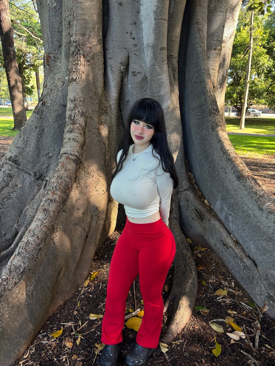 Lara Rose tweet media