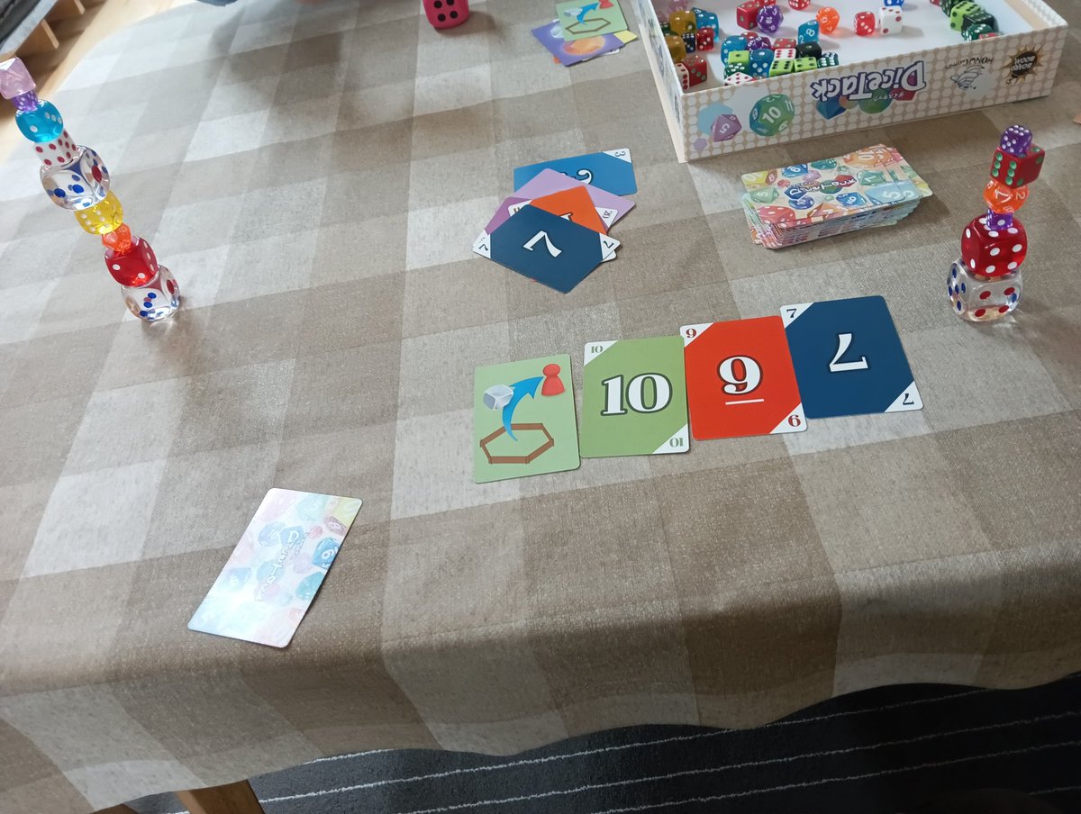 DeckAlchemist's tweet photo. 引きが悪いww
ダイスタック遊んでます！
#ボードゲーム https://t.co/FppOWYvMdE