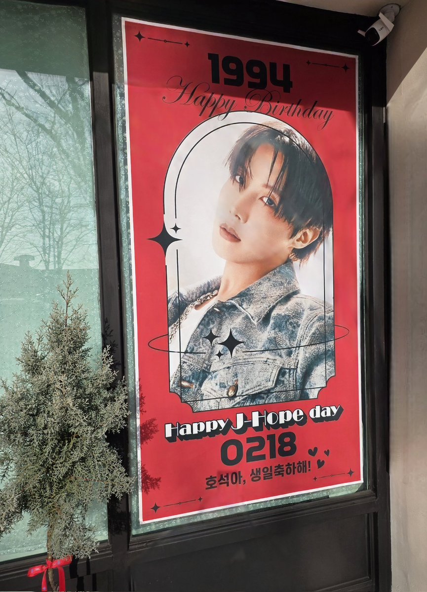 레드가 이케 잘어울리는😍
2월 18일 (수) 울~호비 생일 동네방네 소문내어보기🐿🎂❤️

#HOBIUARY2026
#HOBIUARY 
#JHOPEDAY
#j-hope
#홉아_생일축하해