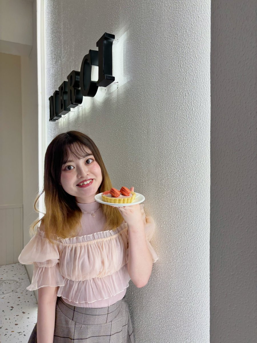 フィリピンのカフェに行きました🍰 台湾人の友達がカメラマンをしてい