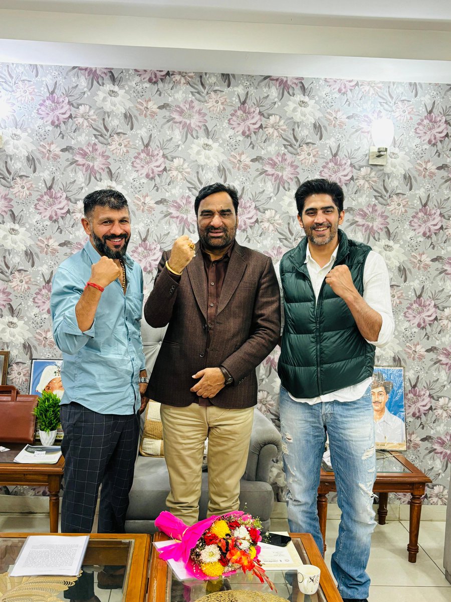 कल दिल्ली स्थित आवास पर ओलंपियन बॉक्सर भाई विजेंद्र सिंह बेनीवाल व बॉक्सर दिलबाग सिंह जी ने शिष्टाचार मुलाकात की |
<a href="/boxervijender/">Vijender Singh</a>