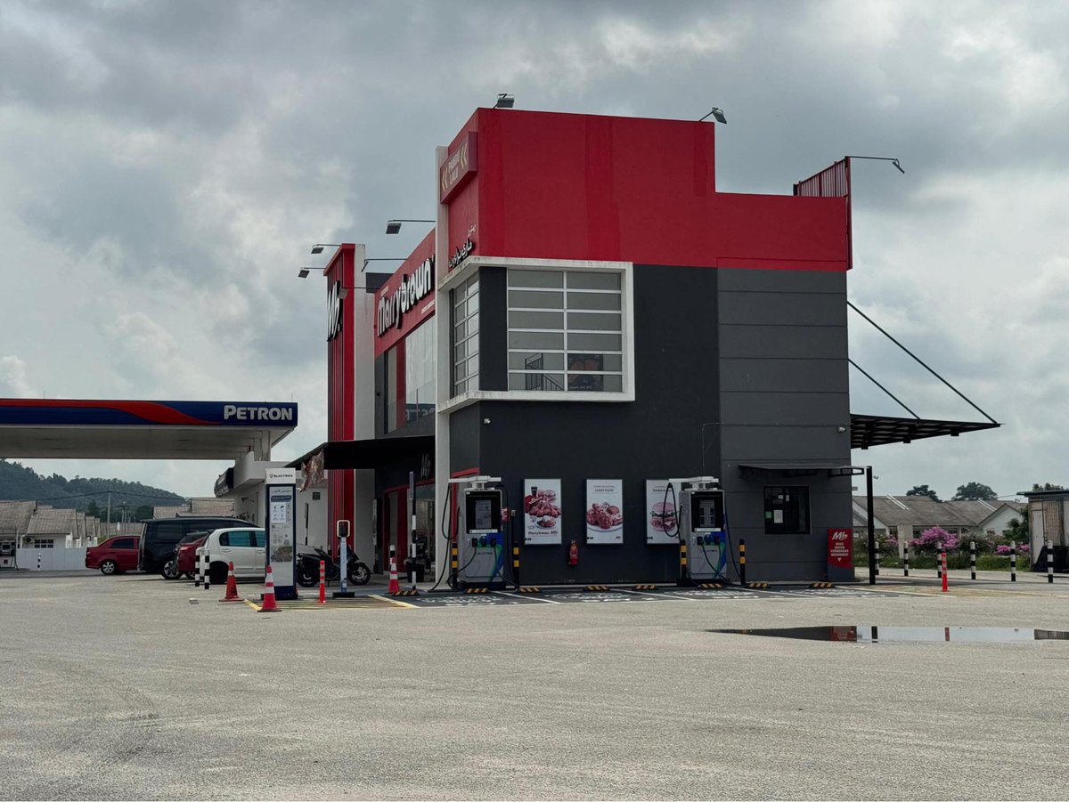 Soya_Cincau's tweet photo. 𝐎𝐟𝐟-𝐡𝐢𝐠𝐡𝐰𝐚𝐲 𝐄𝐕 𝐂𝐡𝐚𝐫𝐠𝐞𝐫𝐬 𝐛𝐞𝐭𝐰𝐞𝐞𝐧 𝐊𝐮𝐚𝐥𝐚 𝐋𝐮𝐦𝐩𝐮𝐫 - 𝐊𝐮𝐚𝐧𝐭𝐚𝐧 

#GotQueue or #NoQueue during festive season? If you’re travelling between Kuala Lumpur and Kuantan on LPT, here are our recommended off-highway chargers along the route. 

Instead of relying on Gambang Westbound and Eastbound R&R, exit at Gambang and charge at the following:

1. 200kW x2 TNB Electron Petron Makmur Gambang Jaya 2
2. 150kW Gentari Petronas KM26 Jalan Gambang
3.  120kW Gentari Pahang Technology Park 

Off-highway chargers typically offer more EV charge points, faster charging and lower prices.

To save time and money, it is recommended to charge only what you need (not more than 80%), and keep on moving. Most importantly, if you’re not charging, you’re hogging.