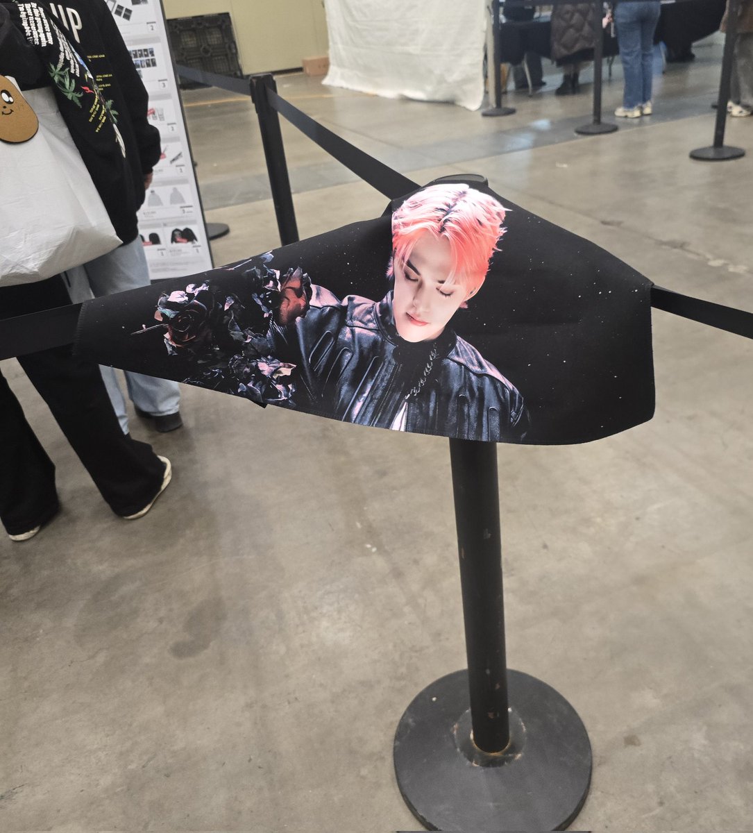 쿱스야 여기에 왜있ㅇㅓ....
누군지 흘리고 가셨는지 몰겠지만  승처리 슬로건 
현장구매부스존 라인에 걸쳐있으니 찾아가세요~~