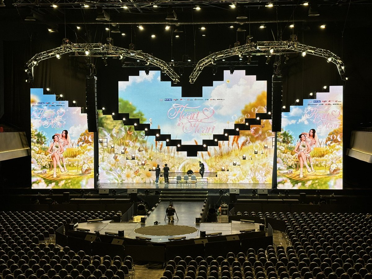 GinnyNatnichaCN's tweet photo. The heart-shaped stage is very beautiful.💕💕

#ginnynatnicha 
#ginnyspaca 

GINJAY HEART TO ALKEY
#GinnyJaynaFirstFanconTH https://t.co/5Klqa6WCHf