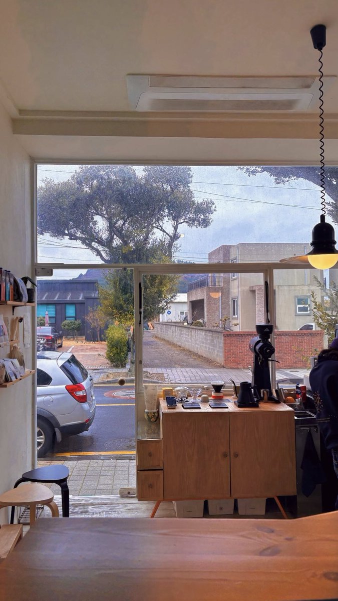 오전부터 날씨가 구리구리 하더니 비가 저금씩 내리네요.😑 공항근처 아기자기한 카페에서 잠시 쉬는중입니다.