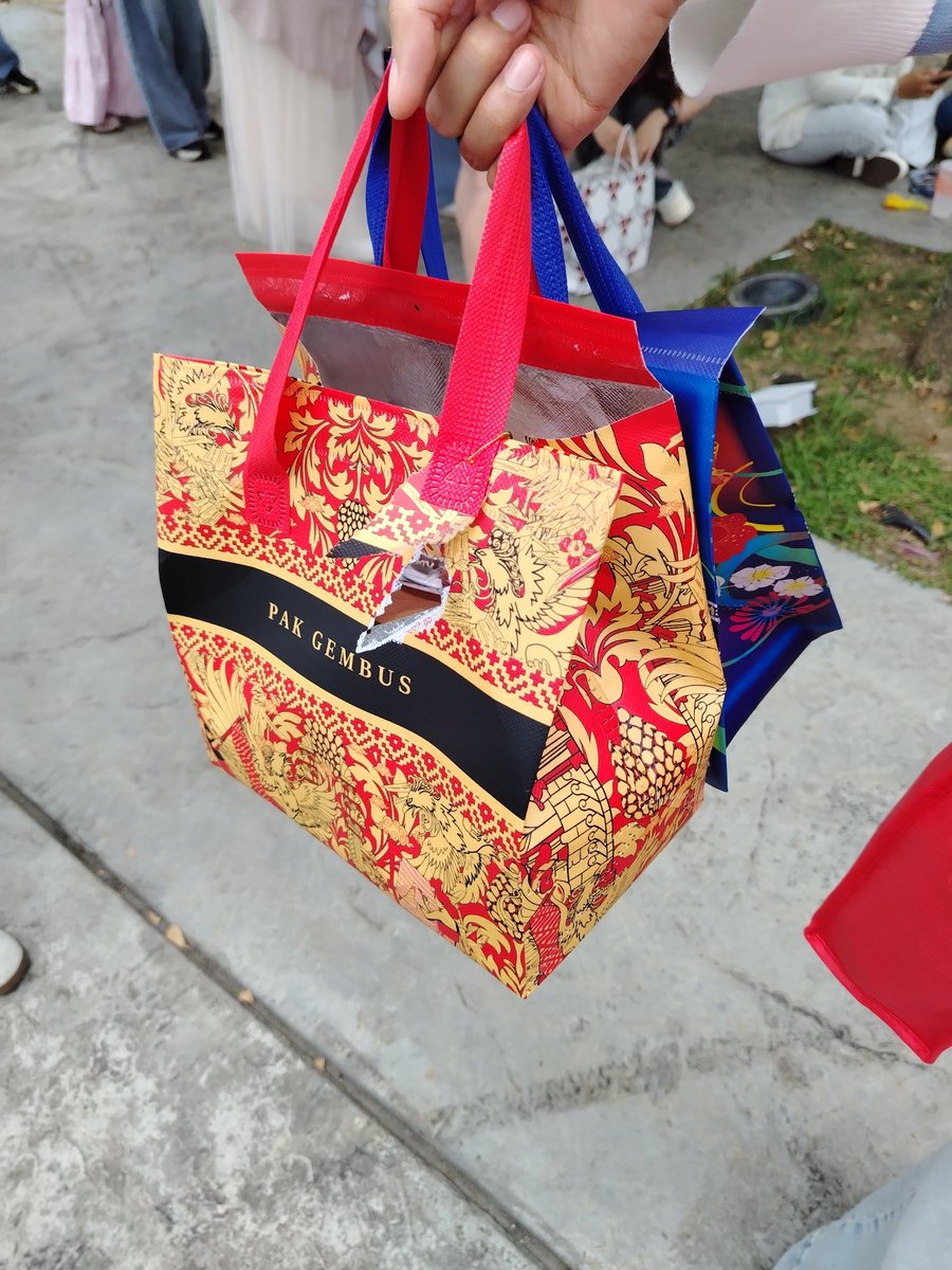 rubygyuuu's tweet photo. We're walking around carrying these bags tauu #TXTinKL https://t.co/j5yN4nzQci