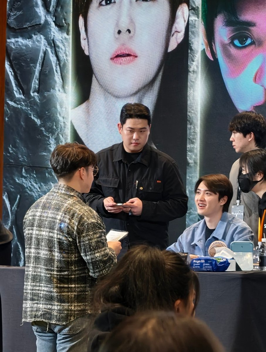 중국팬분 팬사인회 후기 보늠데 뭔가 감동껴••

[엑소 베이징 팬사인회 현장 유일한 남팬 후기🐧✨] 
베이징 팬 사인회 공식 발표가 났을 때, 정말 오랫동안 고민하고 망설였다. 막상 무대 위에 서니 의외로 덤덤했다. 하고 싶었던 말을 전부 쏟아냈다.
“팬이 되었을 때 중학생이었는데, 벌써 직장