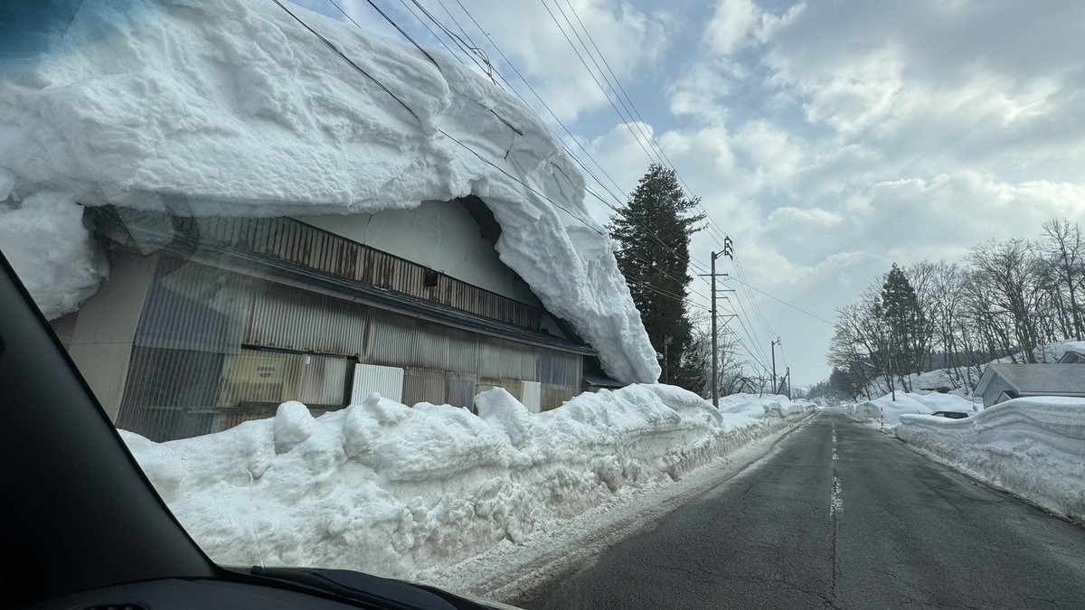 雪の回廊😁 廃屋に積もってる雪の量がヤバい😅