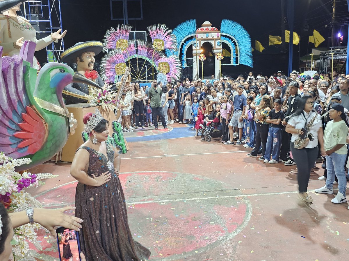 CapiraCArriba's tweet photo. 🎶🎺🥁 Iniciamos con fuerza el Carnaval 2026 en la mejor tuna de Panamá Oeste. Coronación de Calle Arriba de Capira. https://t.co/9VHCdVVdVi