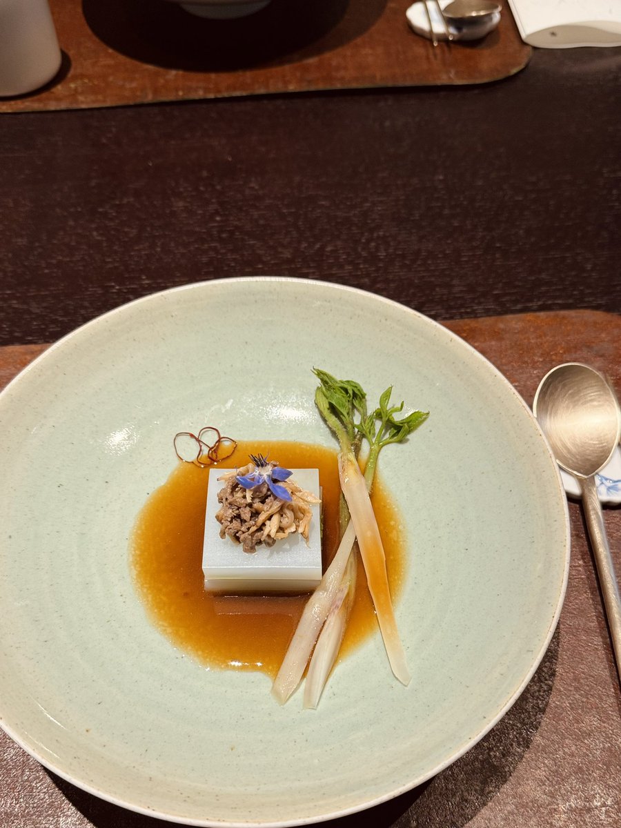 sonnzero's tweet image. 을지로 규반 🍲 

굴 톳 이런거 선호하지는 않는데, 아주 잘 준비해주셔서 늘 잘 먹는 사람처럼 다 먹었다!

(코스에 육류도 포함되어 있어요)