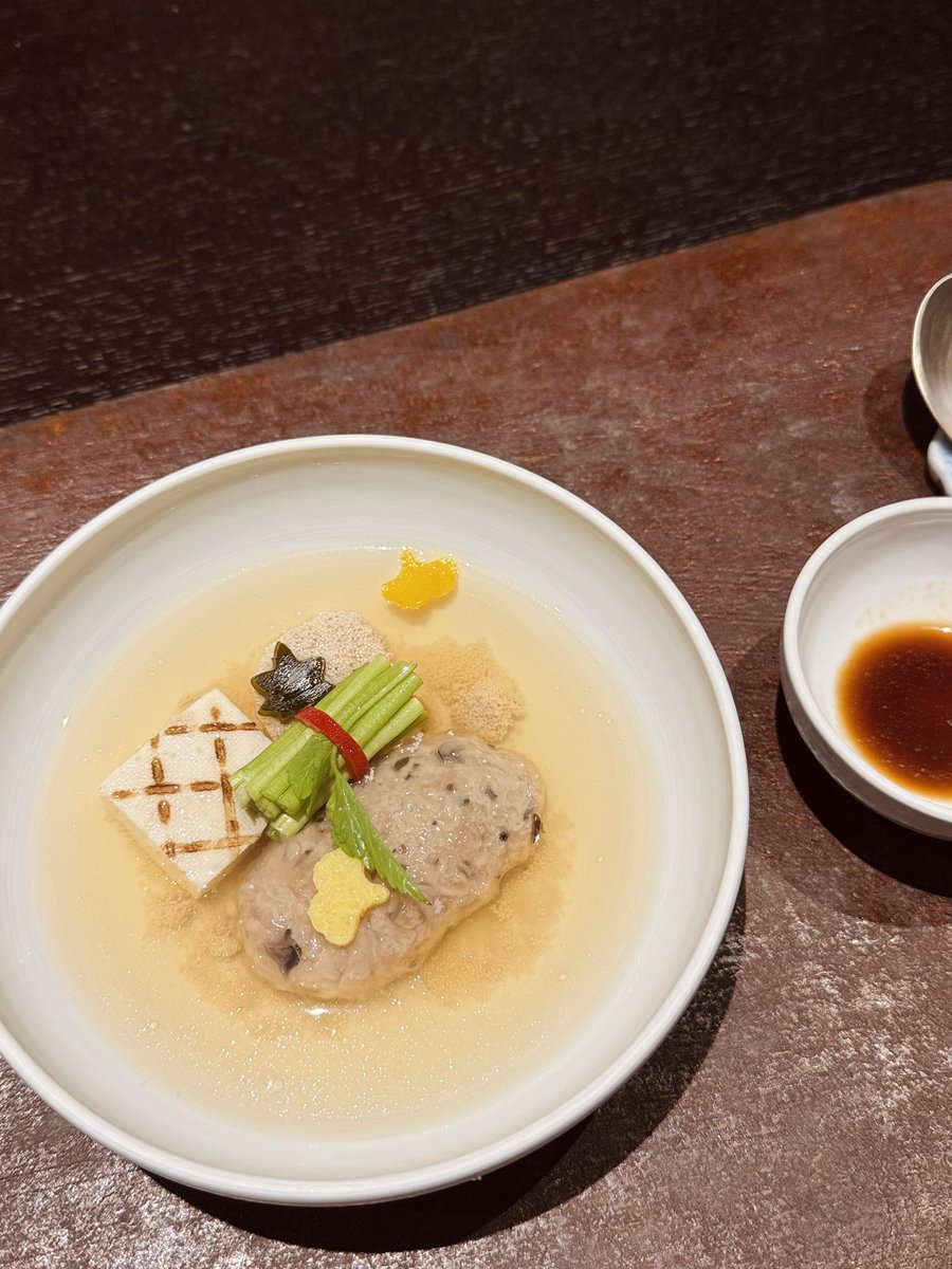 sonnzero's tweet image. 을지로 규반 🍲 

굴 톳 이런거 선호하지는 않는데, 아주 잘 준비해주셔서 늘 잘 먹는 사람처럼 다 먹었다!

(코스에 육류도 포함되어 있어요)