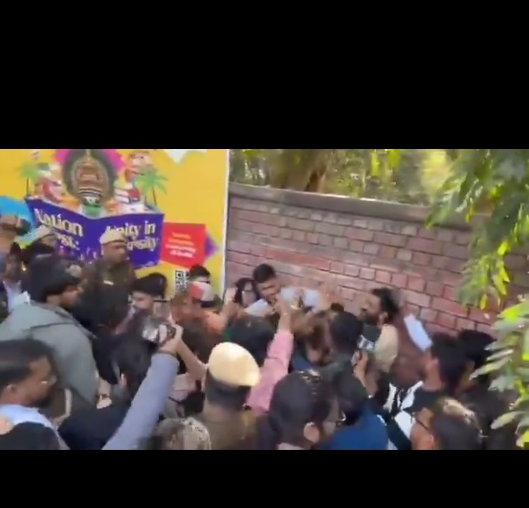 SanviSharm49500's tweet image. Whatever Happend In Delhi University With the Brahmin Girl clearly shows , sc/st are not depressed classes anymore they are now threat to UR💔

A strict action must be taken by the govt.

#UGCAct #DelhiUniversity