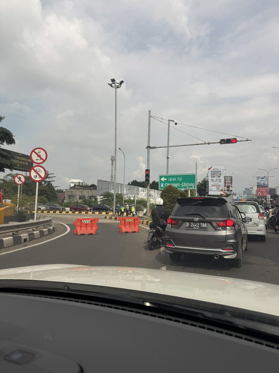 laporcibubur's tweet photo. Kemacetan terjadi di Jalan Transyogi Cibubur Arah Gerbang Tol Jati Karya di karena Gerbang Tol Jati Karya sedang ditutup ya. Belum jelas apa penyebab gerbang ditutup. Mungkin @PTJASAMARGA bisa bantu :) #cibubur #macetcibubur #laporcibubur https://t.co/ROuoiClhnb