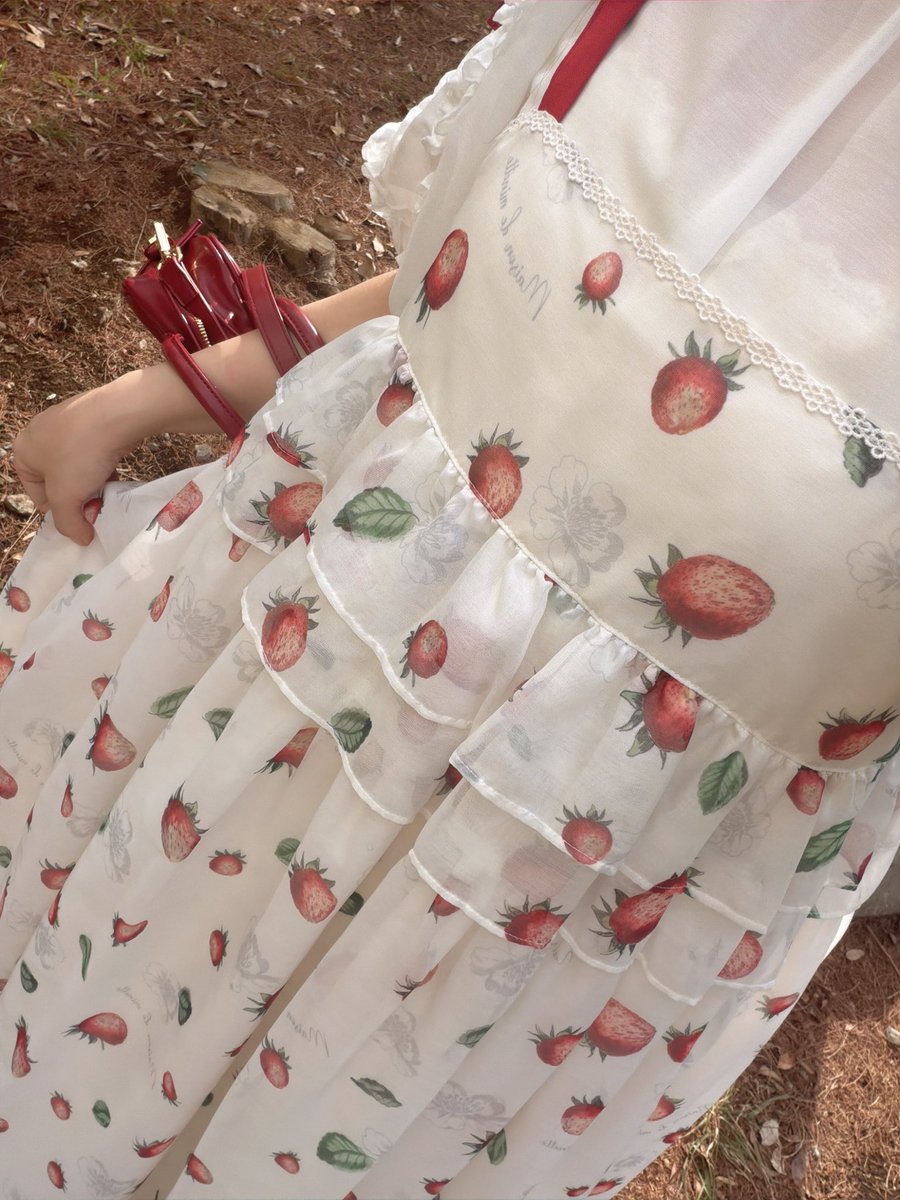 ジャンスカはは赤リボンがポイント🍓 3色展開なので悩む〜🍓