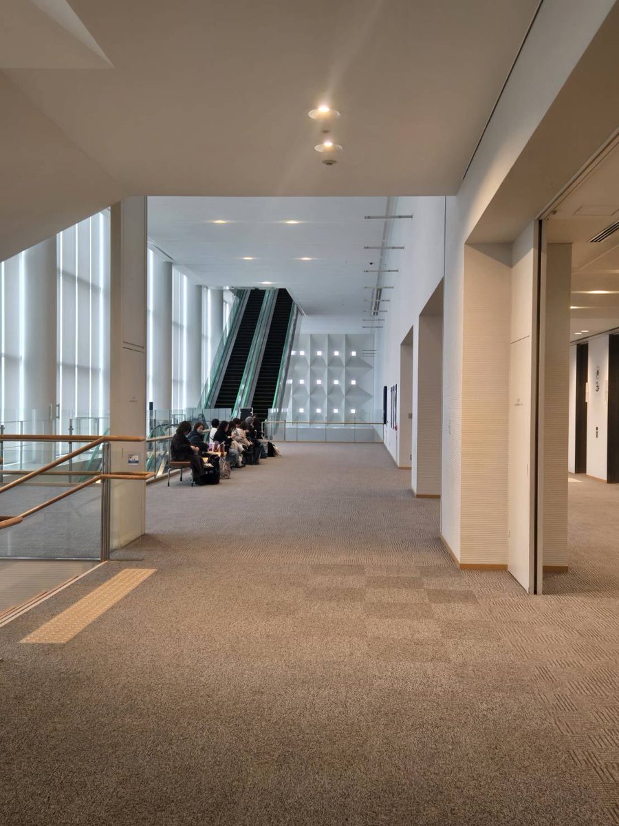 14時からカップの配布をさせていただきます。 エスカレーターで上がっ