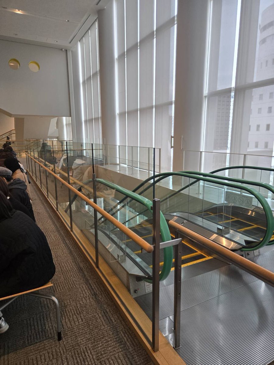 14時からカップの配布をさせていただきます。 エスカレーターで上がっ