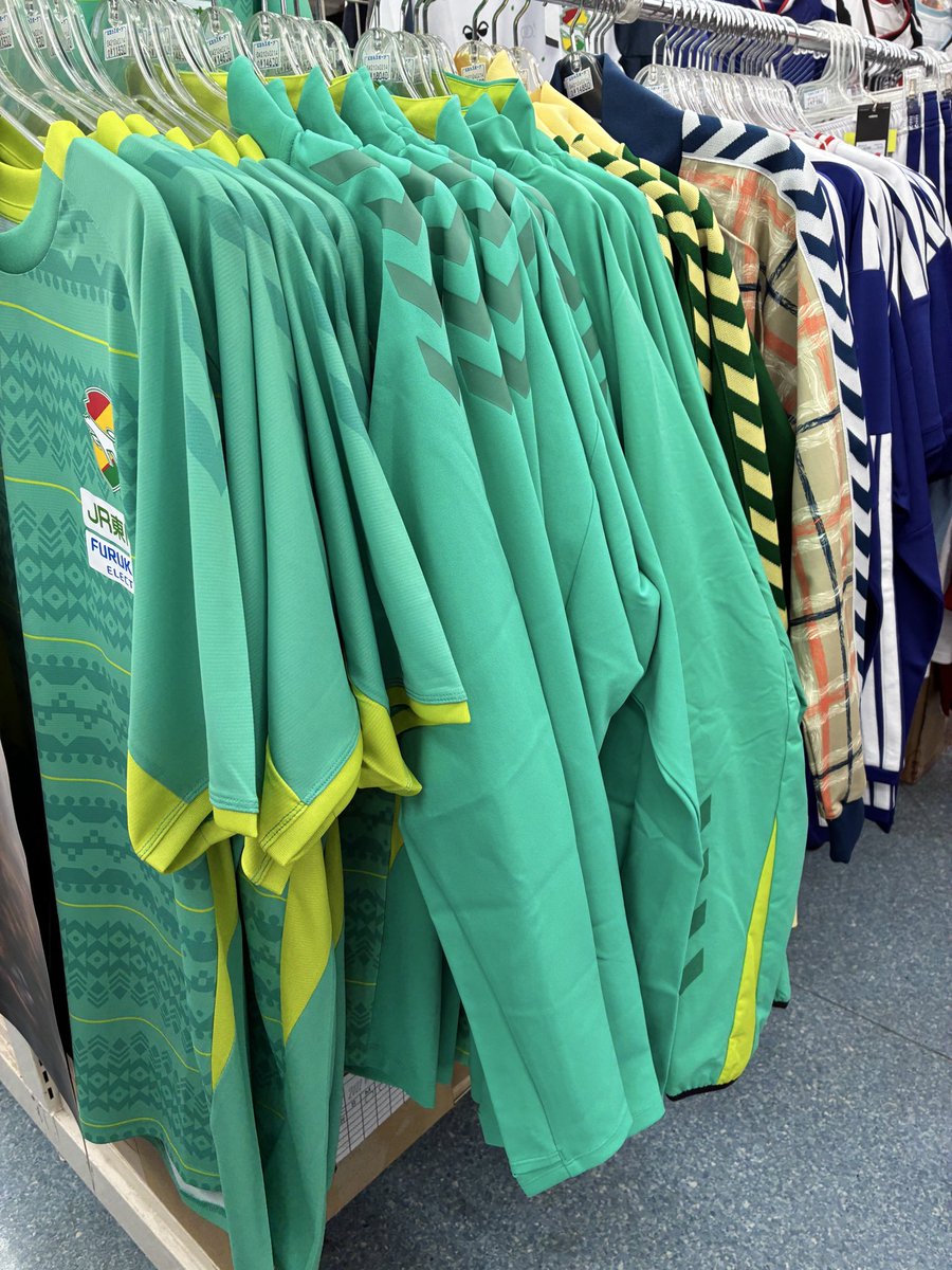 t_chiba_fb's tweet image. 本日発売‼️‼️
hummel×ジェフユナイテッド市原・千葉
コラボアイテム本日発売‼️
練習・観戦・日常全ての用途で使える万能ウェア達が登場！！

コチラも今回限りの入荷になりますのでお早めに🏃‍♂️🌬️🌬️

サイズ等のお問い合わせはDM又はコメントまで！！

#JEF
#ジェフユナイテッド市原・千葉
#hummel