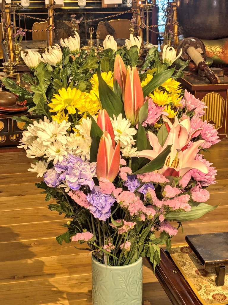 MAKIYO_Y's tweet photo. 我が家のバレンタインは父の命日です。ってことでお供えの花とお菓子と果物を準備して、23回忌の法要に。 月日が経つのは早いもので… 次の27回忌とその次の33回忌まで、母も元気で一緒に行えると良いな〜と思いつつ。仏花で #フラワーバレンタイン 笑 https://t.co/FiIdVGFDcx