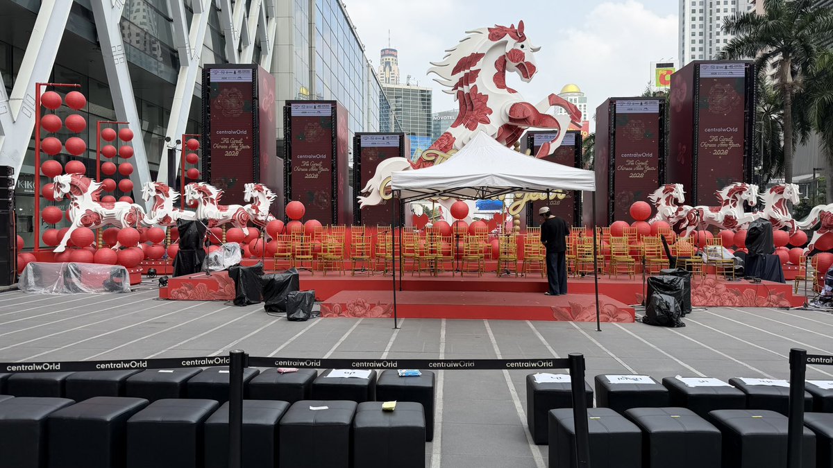 ใครมางานนจกที่ลานซทววันนี้ งานจัดหน้าApple storeนะค้าบ สามารถแปะชื่อจองที่เก้าอี้ในงานได้เลยค่ะ ใครมาก่อนมาจองก่อนได้น้า แต่ก็สามาาถมายืนรอบๆงานได้เช่นกันค่ะ 
#CTWxJackie #JackieJackrin
#CTWCNY2026 
#TheGreatChineseNewYear2026 
#มะเมียเฮงเฮงที่เซ็นทรัล