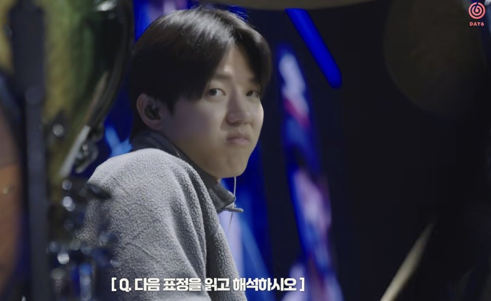 이런얼굴을보여주면나는죽는거임아니누가30대초반 남자애(?)가이렇게 귀여울일이냐고내주변에30대는다시커멓고아저씨같고그렇단말야내또래는더해근데 아무것도안한그냥말간얼굴인데이렇게애기같고뽀둥하고동글동글한게20대초반의무해한강아디얼굴을보여주면나보고어떡하라고하짜증나(띄어쓰기X나진지함