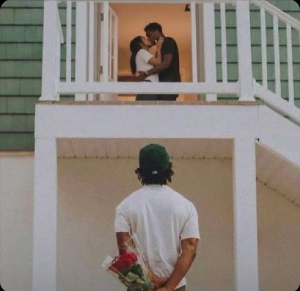 In a world where you can be anything, please don't be the guy with flowers!

Happy Valentines Day, my moots😊