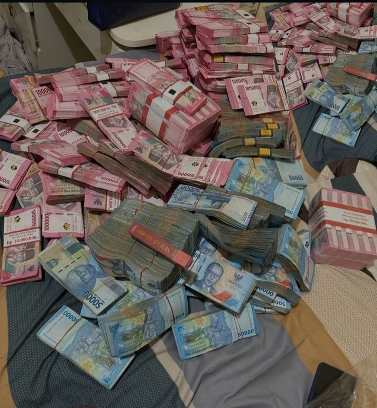 Cinuyuncj's tweet image. Yang ku mau ya cuma UANG, YA kali cuma kamu emank bisa bikin kaya.