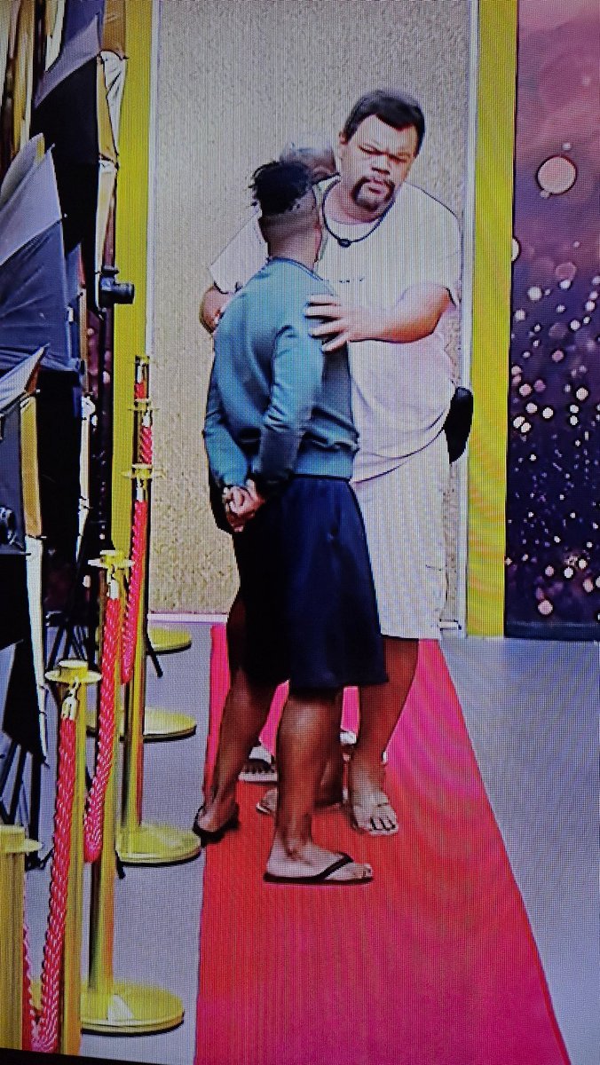 Edilson, agrediu Bonico duas vezes, com o dedo no rosto do boneco, encostou e o empurrou, ofensas bem baixas. Este Jogador medíocre se acha superior a todos,  é covarde, não presta. As câmeras cortaram rapidamente, mas a câmera pegou. É PARA EXPULSAO.