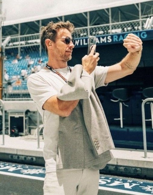 webbonson's tweet photo. idiot taking a photo of his watch #subtleflex https://t.co/xPlWhN0D70
