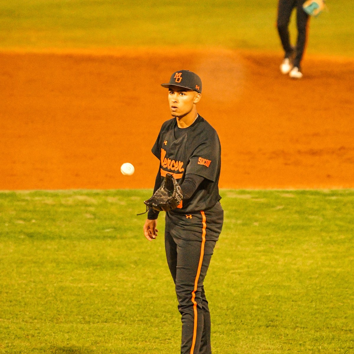 MercerBaseball's tweet image. 𝗪𝗲𝗹𝗰𝗼𝗺𝗲 𝗯𝗮𝗰𝗸 𝗸𝗶𝗱 👏

Garrett Lambert's day is done and walks off to a standing ovation from the Bears' faithful

4.1 IP, 2 H, 1 ER, 3 SO, 76 pitches

Jess Ackerman takes the bump with a runner on first and one out

#GoodToGreat | #WinnersWin