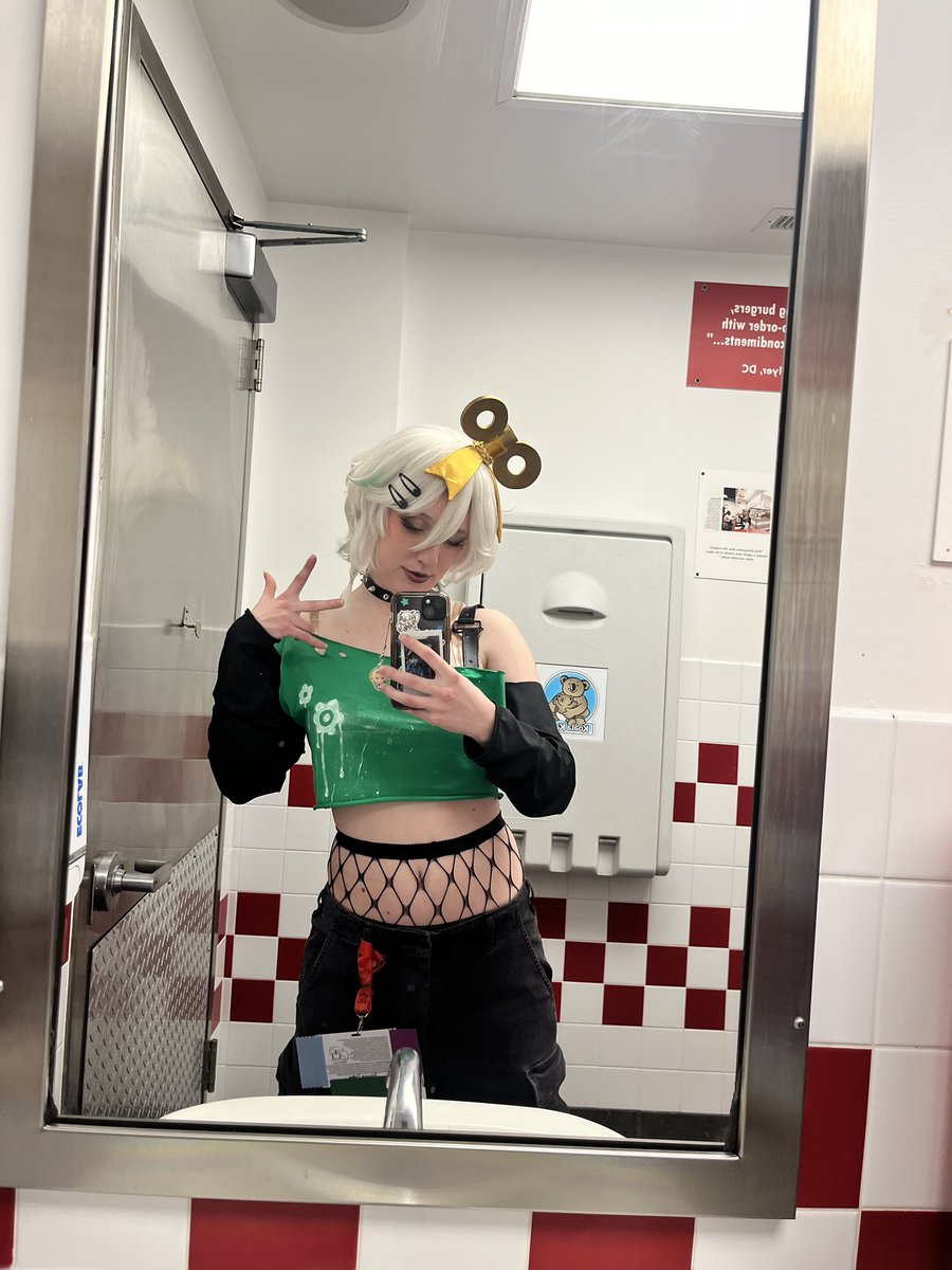 five guys bathroom lighting is so good