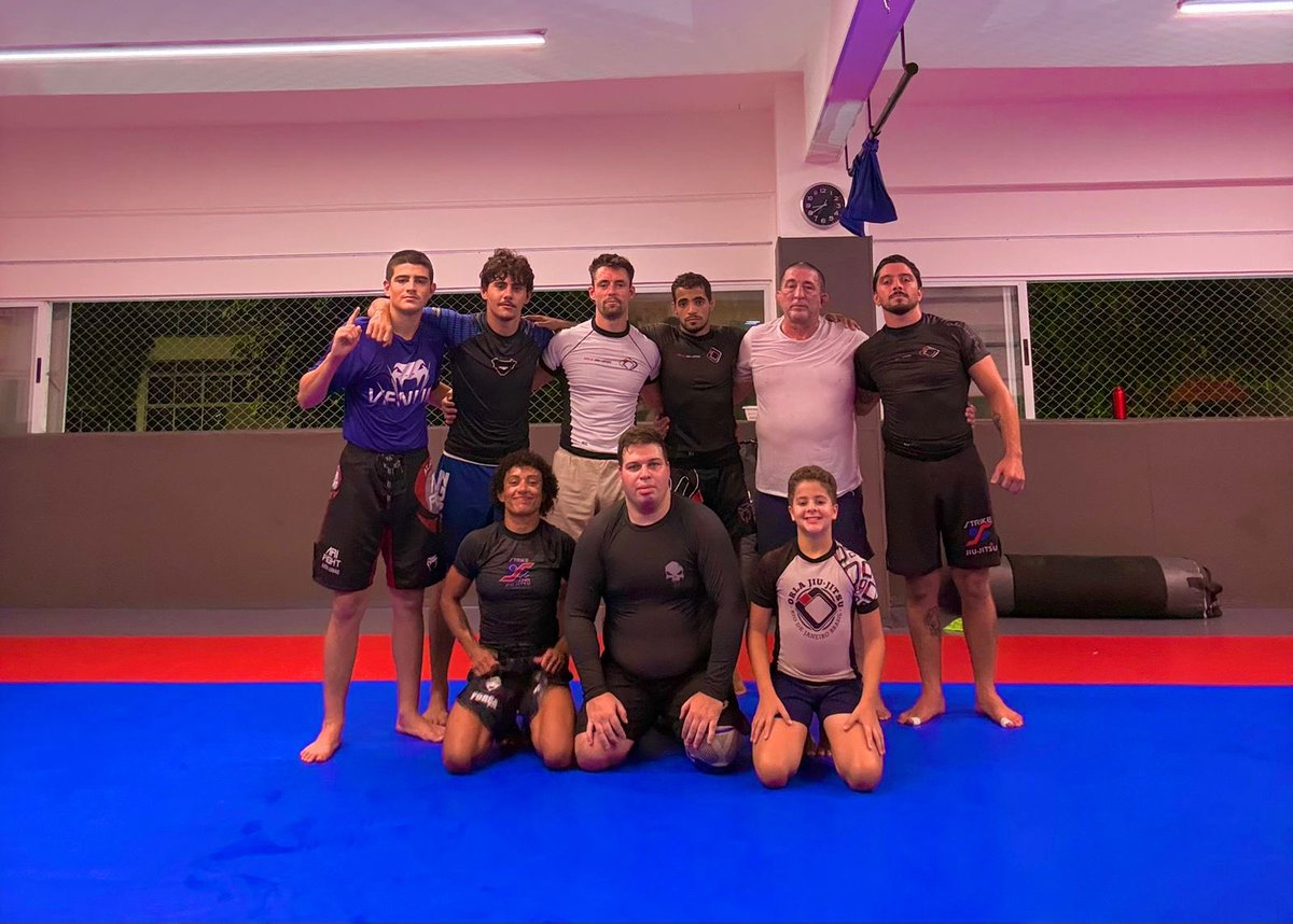 NO GI FRIDAY NIGHT:
Rêmora, Mica Galvão, Remi 🇫🇷, BITO Nascimento, Ignácio Aragão e Daniel O’Connor.
De joelhos: Elen Monstrinho, Gourmet e Joãozinho.
#strikejiujitsu