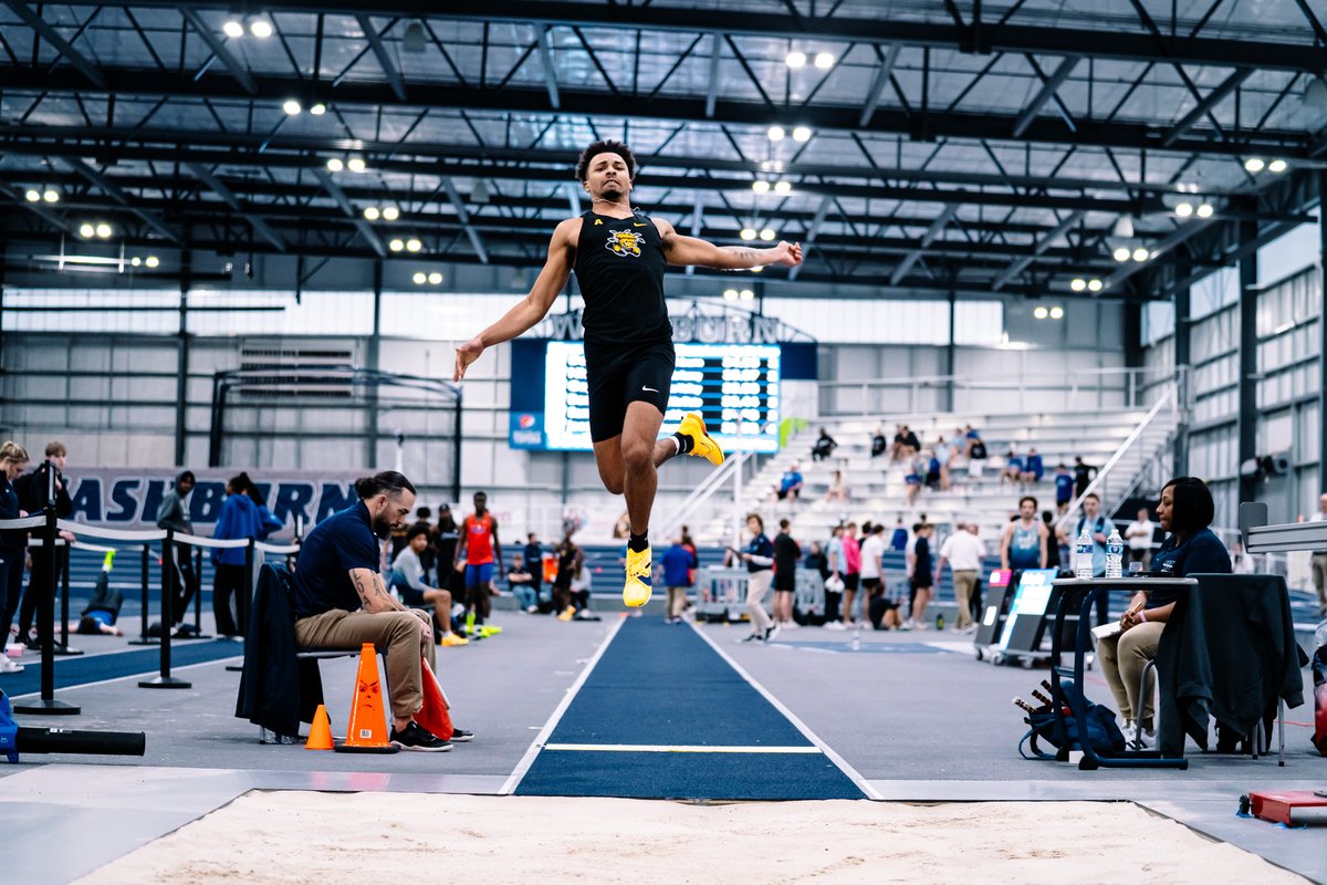 GoShockersTFXC's tweet photo. 1 through 4 in the men's long jump! 🧹

🥇 Chairo Ogbebor - 7.33m/24'0.75"
🥈 Travon Williams - 7.32m/24'0.25"
🥉 Andre Pentecost - 7.18m/
4th - Darius Graham - 716m/23'6.75"23'6" https://t.co/w7qw5JbHcl