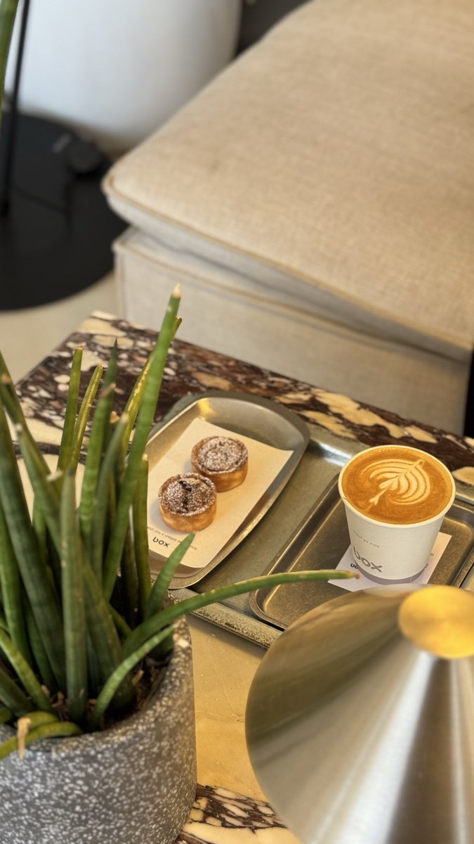 " عطوني اللي مرّها ماهو مثل مرّ الحياه
    ما كنها إلا ترفةٍ يستر زعلها.. زينها "