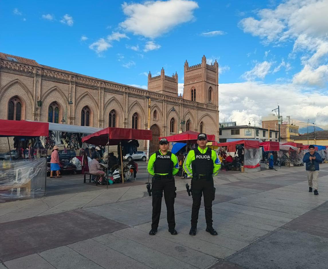 🤝 Coordinamos acciones con <a href="/PoliciaEcuador/">Policía Ecuador</a> de turismo para brindar seguridad, información y orientación a los visitantes durante el feriado.
Trabajamos de manera articulada para garantizar una experiencia turística segura y ordenada. 🚓📍
#SeguridadTurística #AtenciónAlTurista