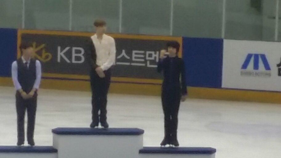 Imhyooooo's tweet photo. 준환 선수 경기를 처음 직관했던 10년전, 귀 통증으로 고통스러워하면서도 포기하지 않고 경기를 마치는 모습이 인상적이었다. 그 후 시즌을 거듭하며 놀라운 성장을 보여주었고, 꾸준함으로 자신의 자리를 스스로 만들어왔다. 오늘의 자리도 그렇게 만들어졌을 것이다. 정말 고생많았다. https://t.co/Q59Q4hJoNt