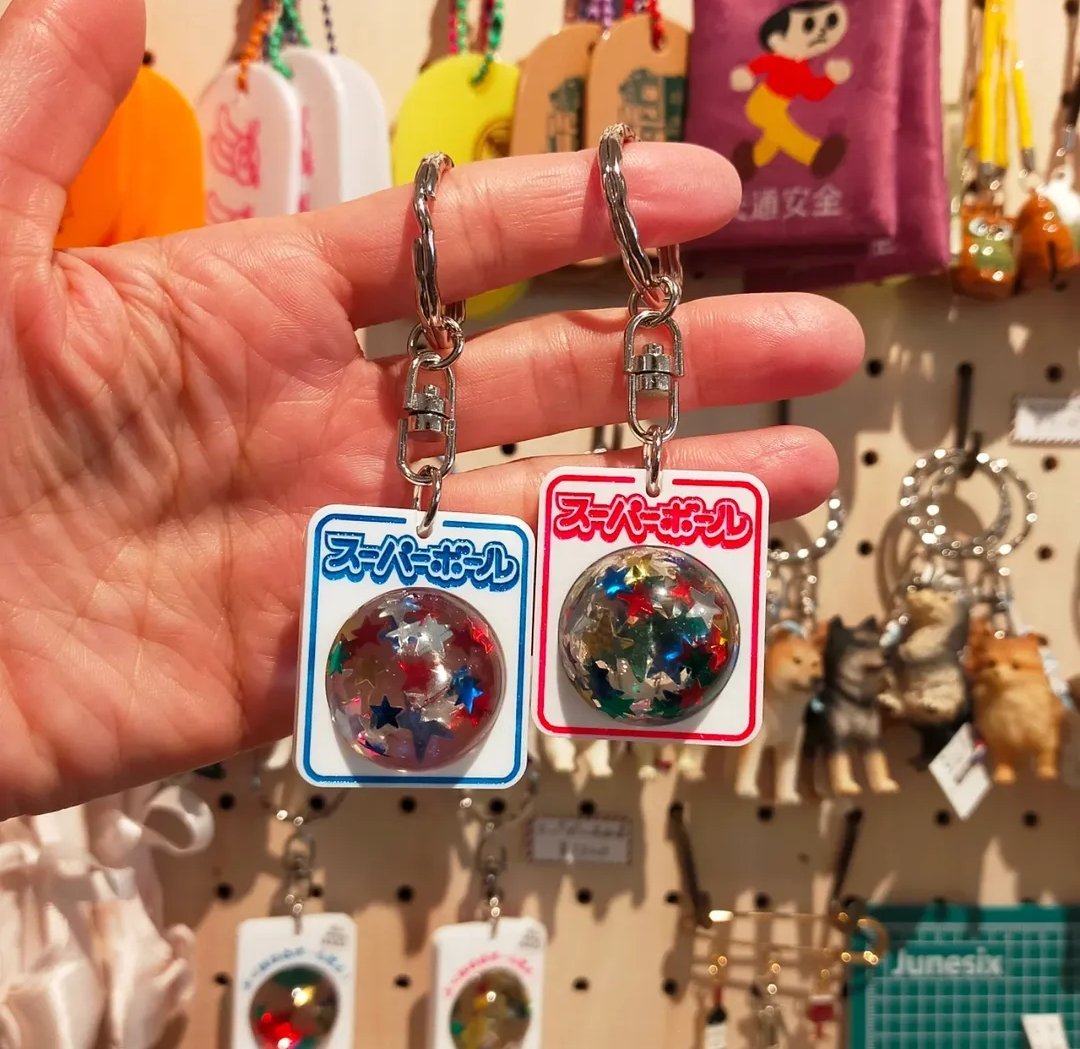 スーパーボールキーホルダー ¥1,320(税込) . キラキラのお星さまが沢山
